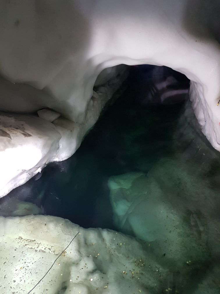 Unterirdischer See im Gletscher