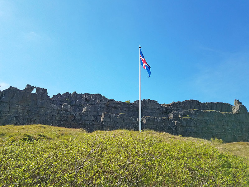 Thingvellir mit der isländischen Nationalflagge
