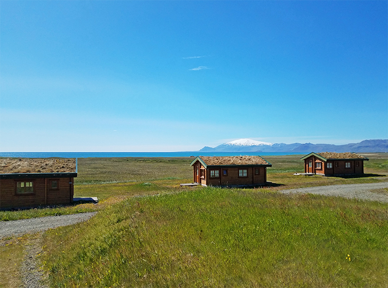 Die Holzhütten vom Gästehaus Hof mit Blick auf den Snäfellsjökull