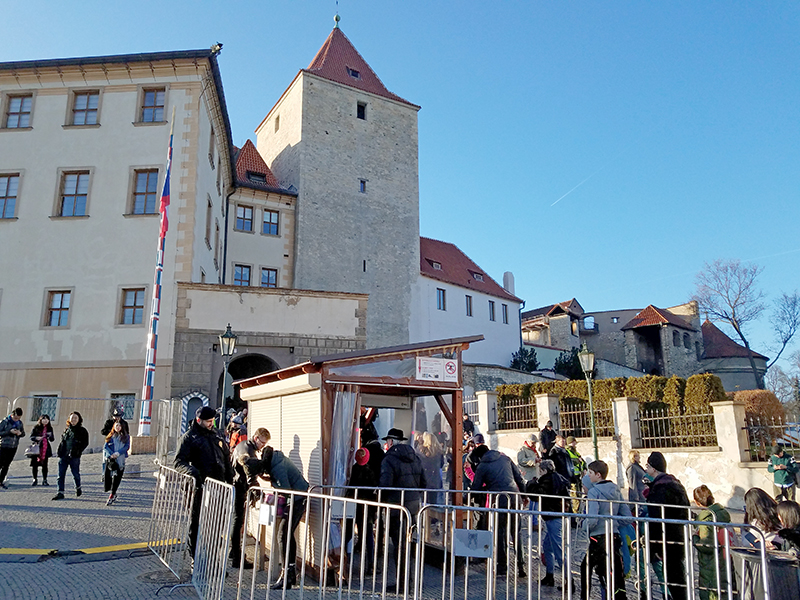 Sicherheitskontrolle am Eingang zum Burggelände