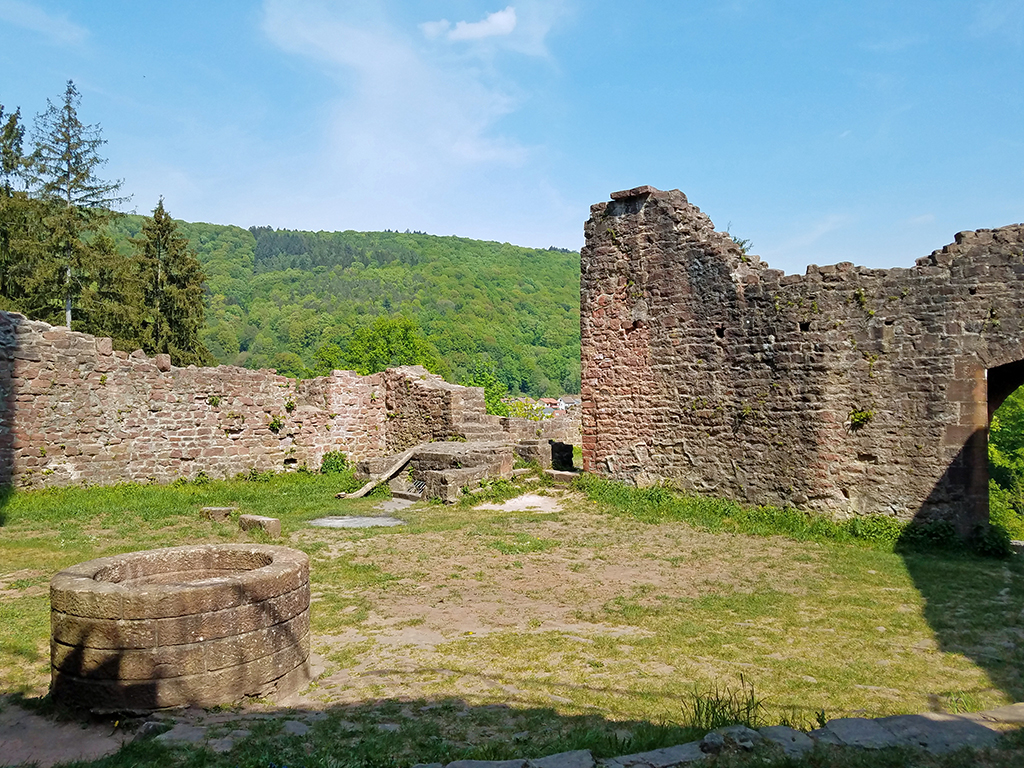 Blick in den Innenhof der Ruine Hinterburg