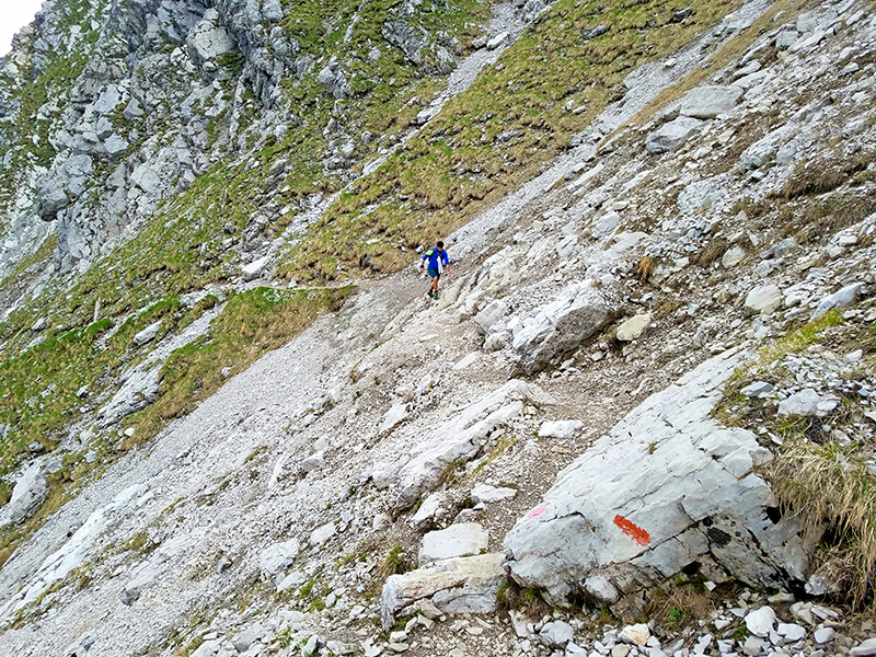 Aufstieg immer der Felswand entlang zum Nebelhorn