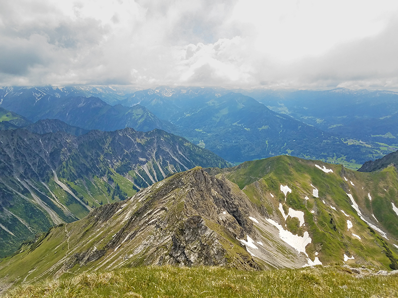 Blick auf Gundkopf und Geißfuß vom Nebelhorn