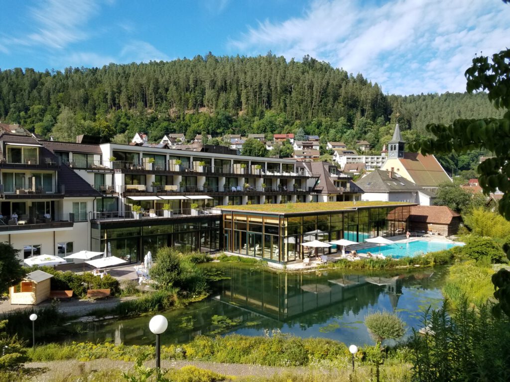 Kurpark mit Hotelanlage in Bad Teinach 